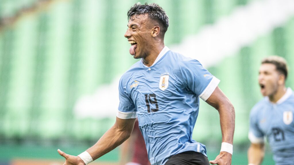 Luciano Rodriguez, ala destra classe 2003, con la maglia dell'Uruguay