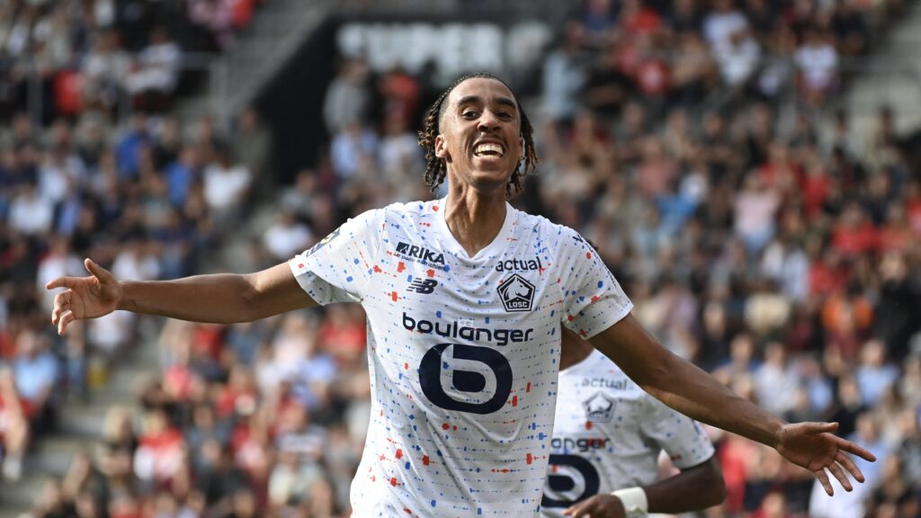 È ufficiale l'arrivo al Manchester United del talento francese Leny Yoro dal Lille per 62 milioni di euro.