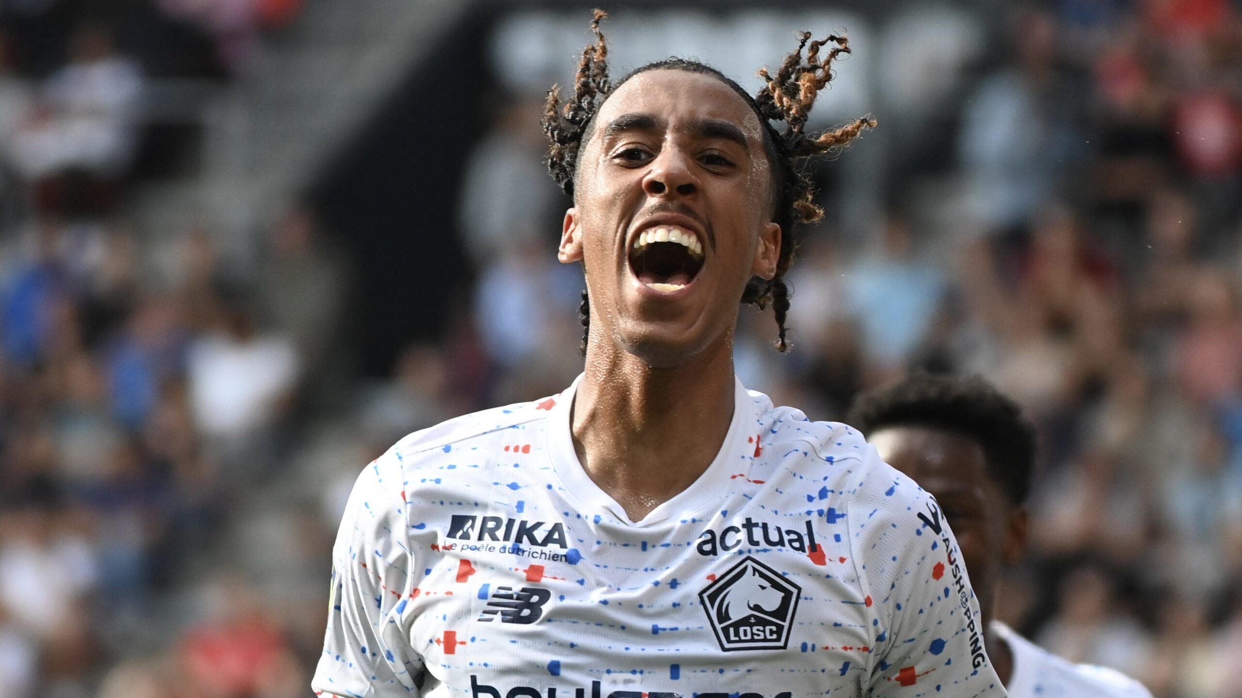 Manchester United, accordo con il Lille per Yoro: il 2005 si "oppone"