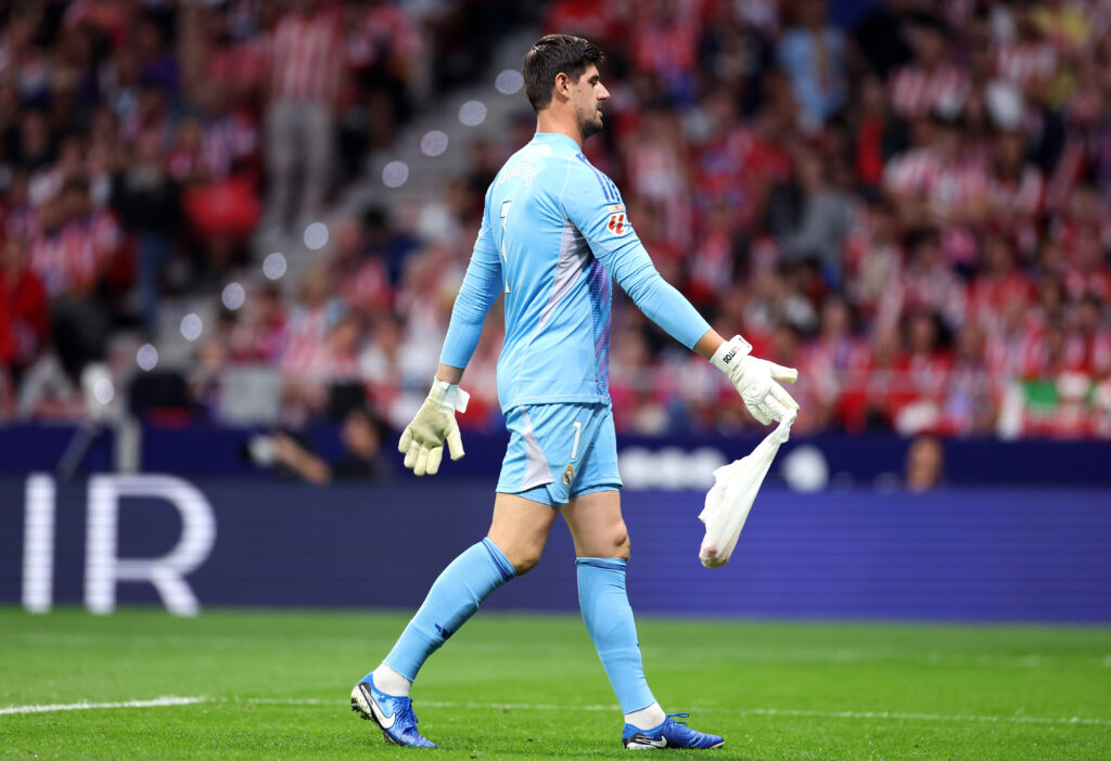 I tifosi lanciano degli oggetti contro Courtois: i giocatori del Real abbandonano la gara e la partita viene sospesa