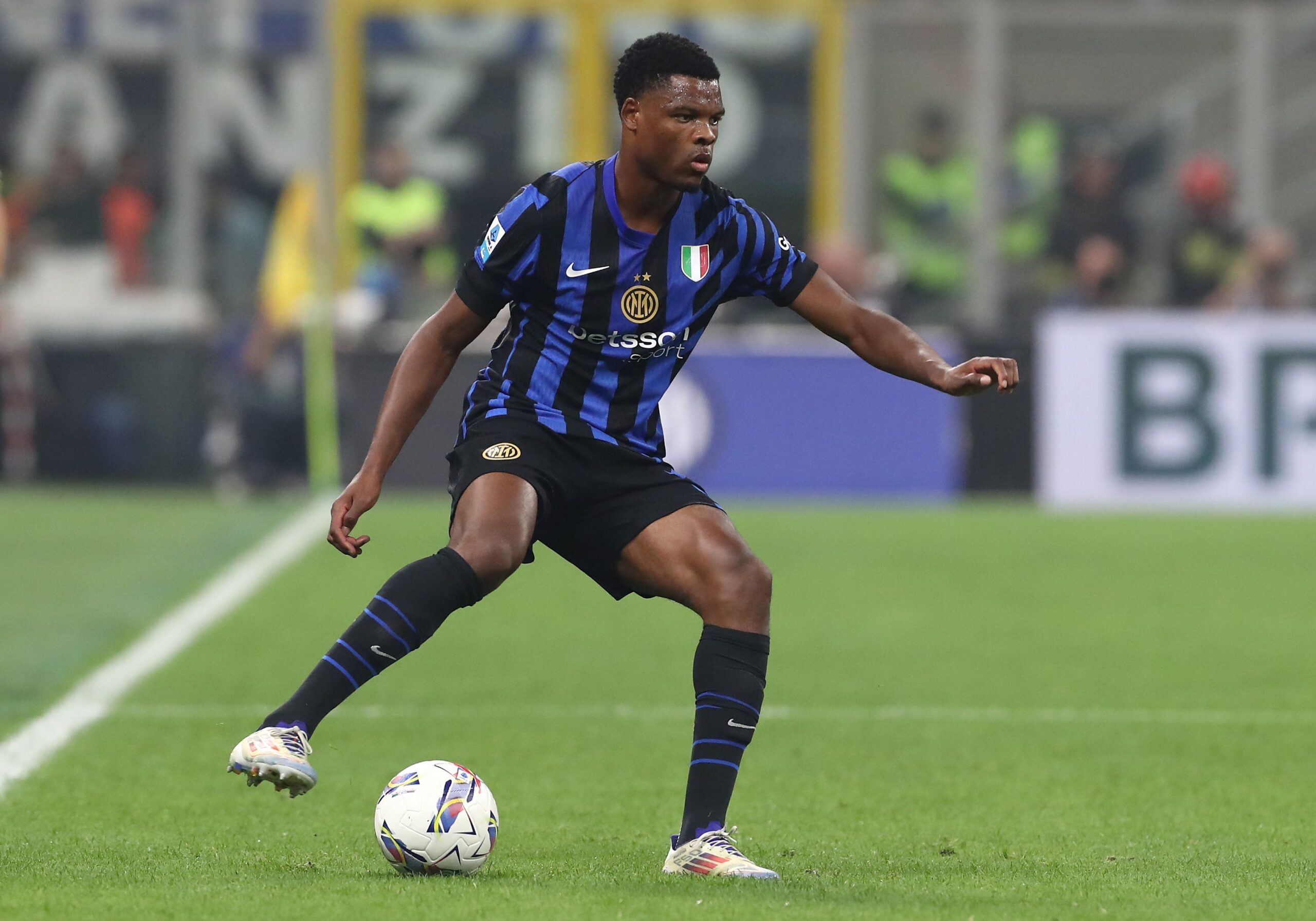 Inter, Dumfries pronto al rinnovo. C'è un'opzione d'uscita per il club