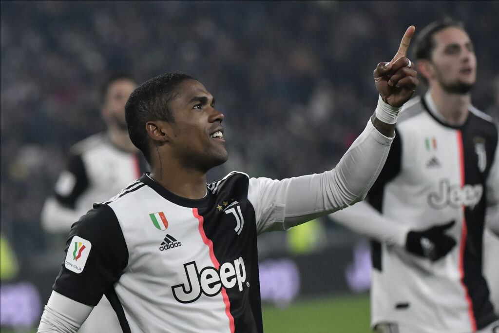 Juve, senti Douglas: "Potevo andare all’Inter ma Alex Sandro mi ha portato alla Juventus. Vlahović farà 30 gol”