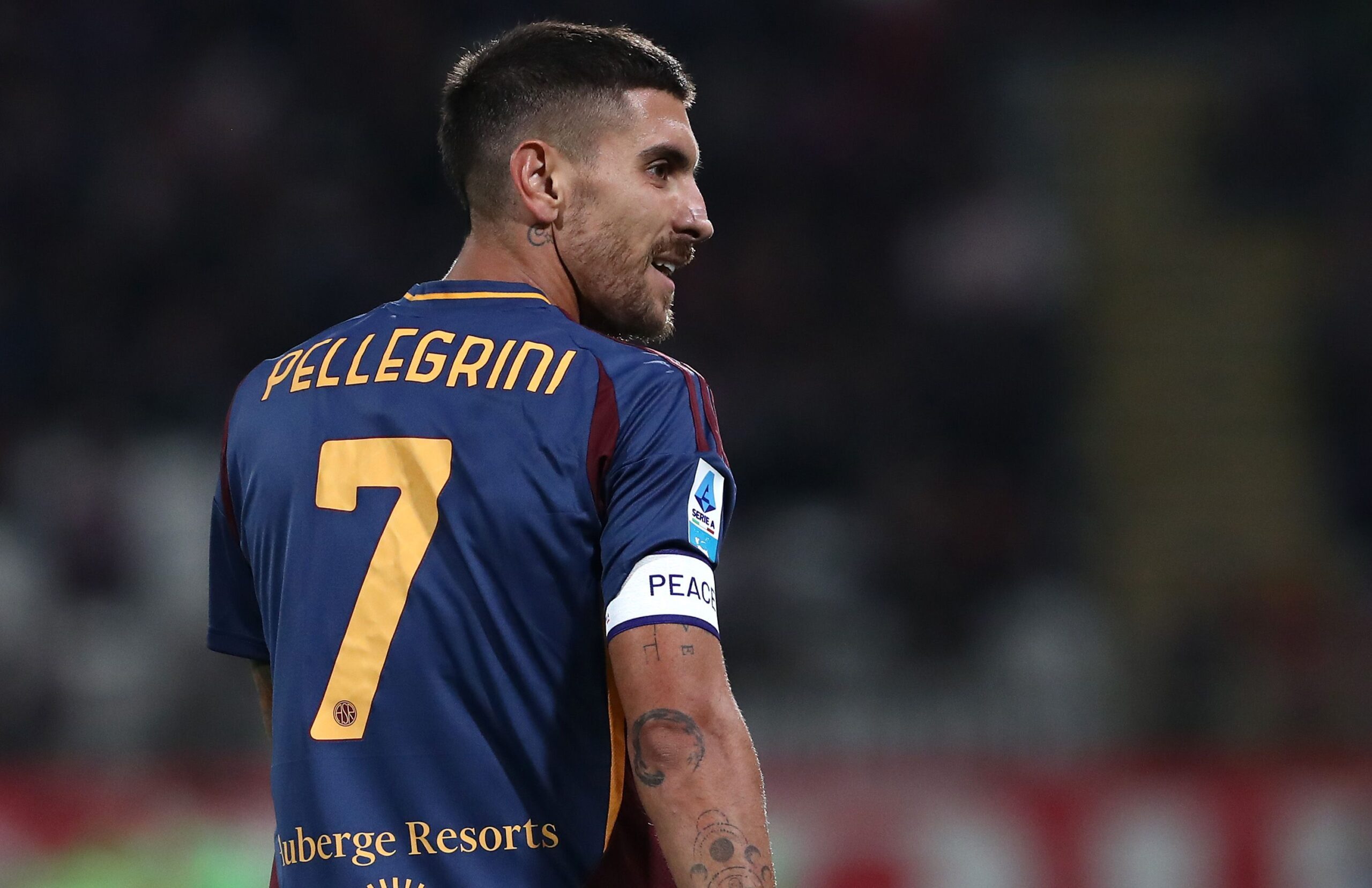 Roma, torna il sereno tra Pellegrini e i tifosi? Striscione sotto casa per il capitano