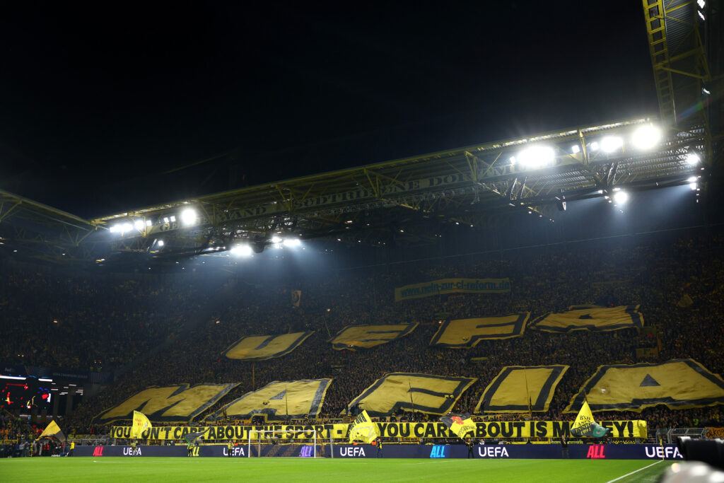 Borussia Dortmund, non è passato inosservato lo striscione "UEFA Mafia": in arrivo sanzioni