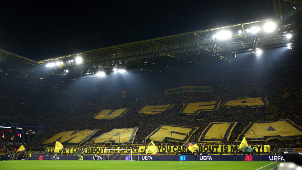 Borussia Dortmund, protesta dei tifosi contro la UEFA