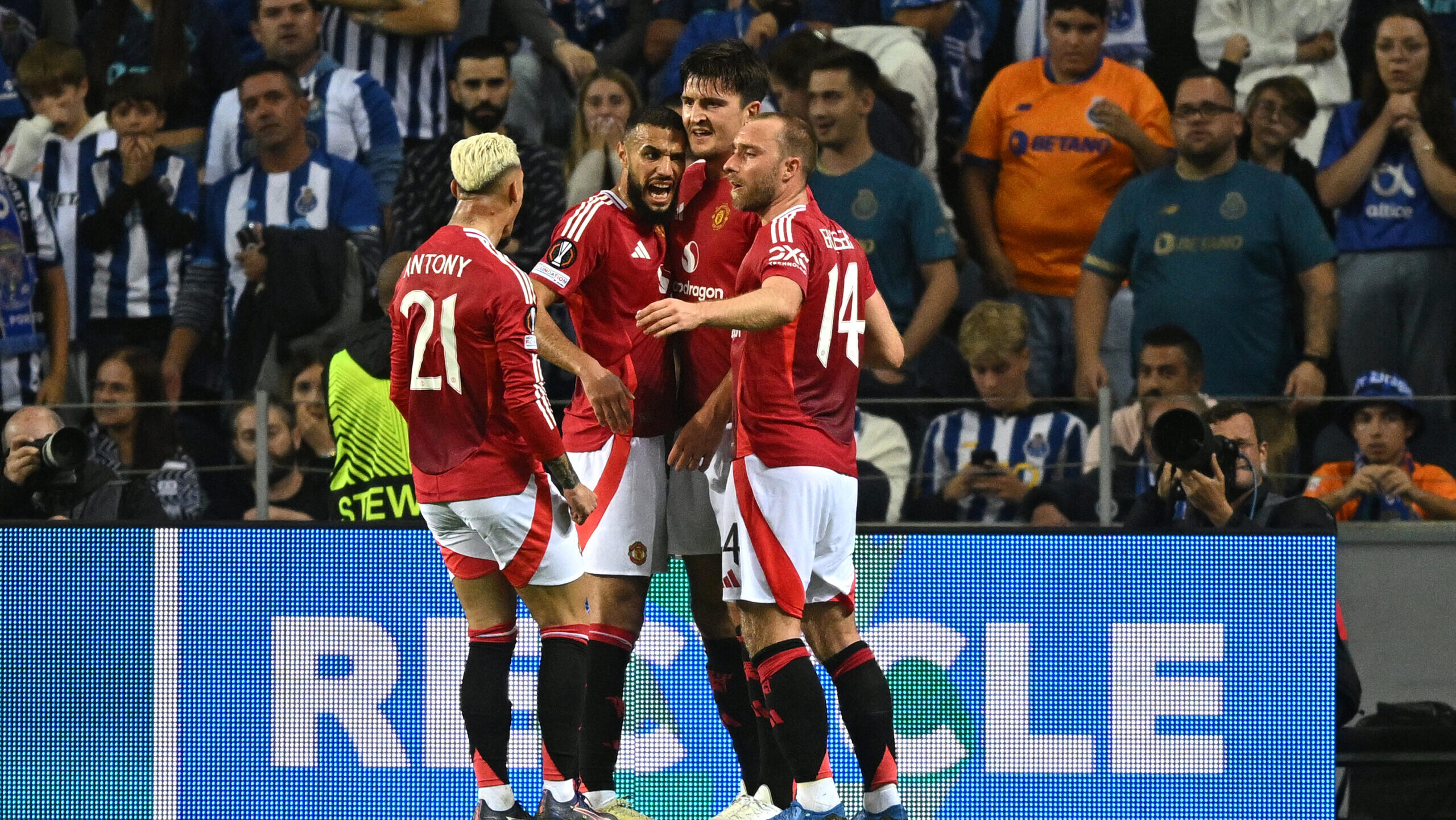 Maguire salva ten Hag? Il Manchester United beffa il Porto nel recupero: all'Estádio do Dragão finisce 3-3!