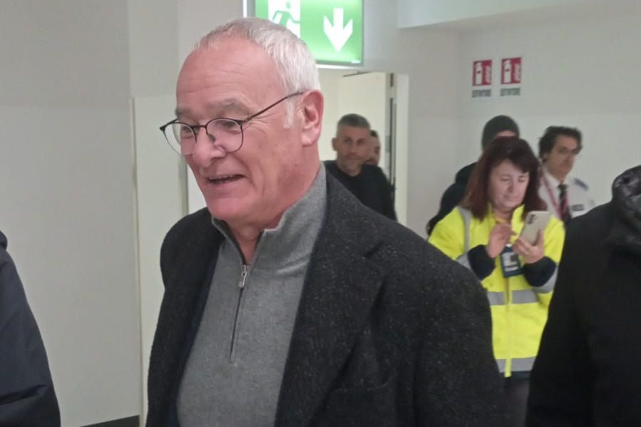 Roma, Ranieri è atterrato a Fiumicino: 200 tifosi ad accoglierlo