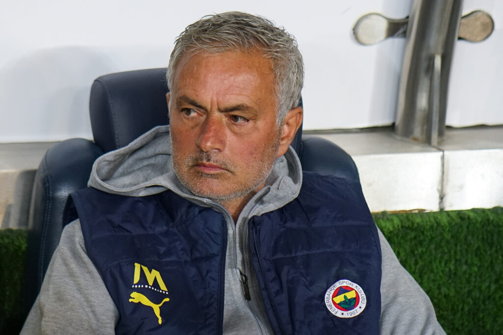 Fenerbahçe, 6 giornate di squalifica per Mourinho: offese alla panchina del Galatasaray e al 4º uomo