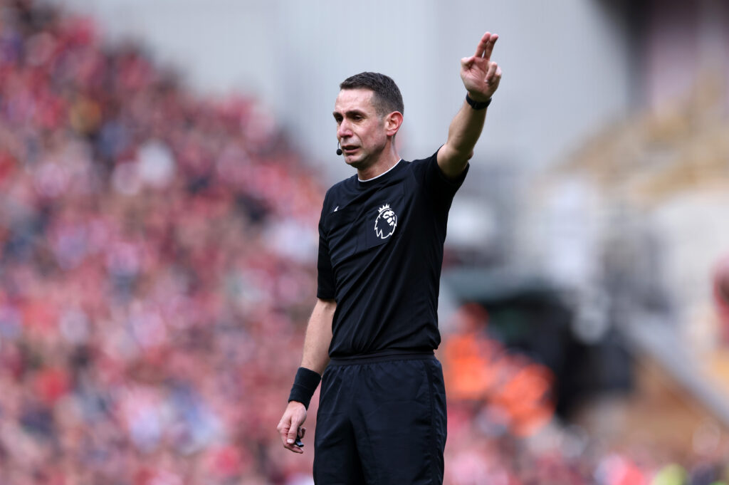 Premier League, clamoroso David Coote: rischia la squalifica a vita