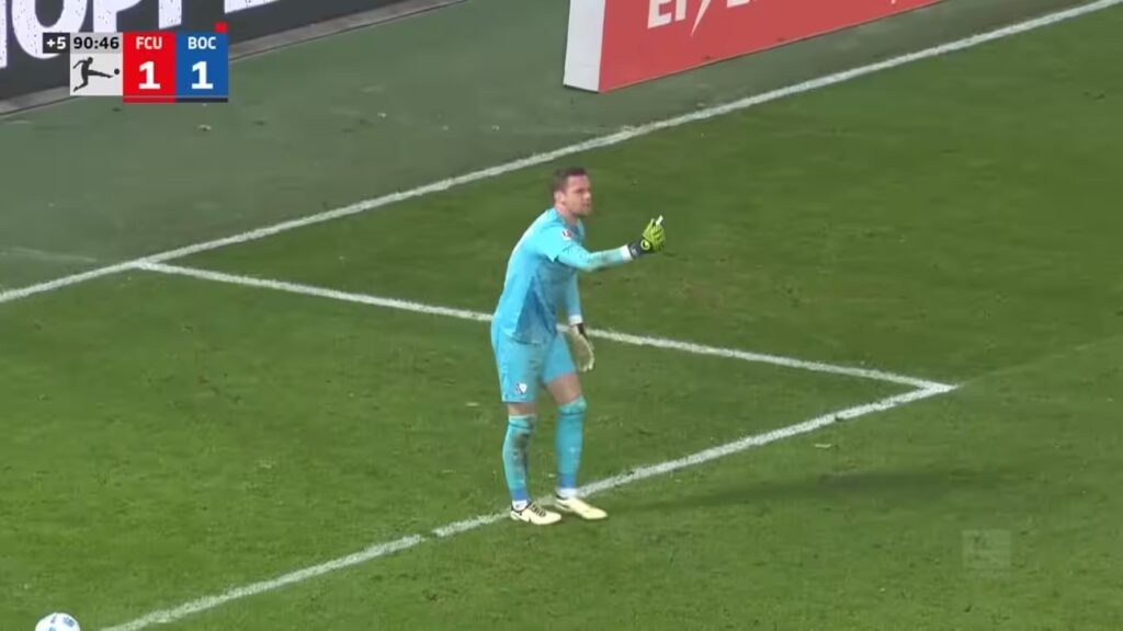 Clamoroso in Bundesliga! Portiere del Bochum colpito da un accendino: partita sospesa per mezz'ora (Fonte foto: Sky Sport)