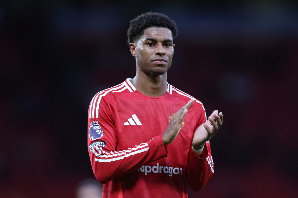 Il Barcellona sta portando avanti l'operazione per l'acquisto di Marcus Rashford dal Manchester United. Il club catalano ha presentato, tramite intermediari, un’offerta per il prestito del giocatore per la prossima stagione, con inclusa un’opzione per l’acquisto a titolo definitivo. La proposta è stata accettata dallo United e, anche se l’accordo non è ancora stato formalizzato, le trattative sono ora nella fase finale. L’allenatore blaugrana Hansi Flick ha già parlato con Rashford, 27 anni, e ha dato il via libera al suo arrivo. L’operazione in prestito iniziale rappresenterebbe una soluzione vantaggiosa per il Barcellona, alle prese con difficoltà finanziarie note da tempo. Rashford, tra i giocatori più pagati del Manchester United con uno stipendio superiore alle 325.000 sterline a settimana, aveva già giocato in prestito con l’Aston Villa, che copriva i tre quarti del suo ingaggio, inclusi i bonus legati alle prestazioni.