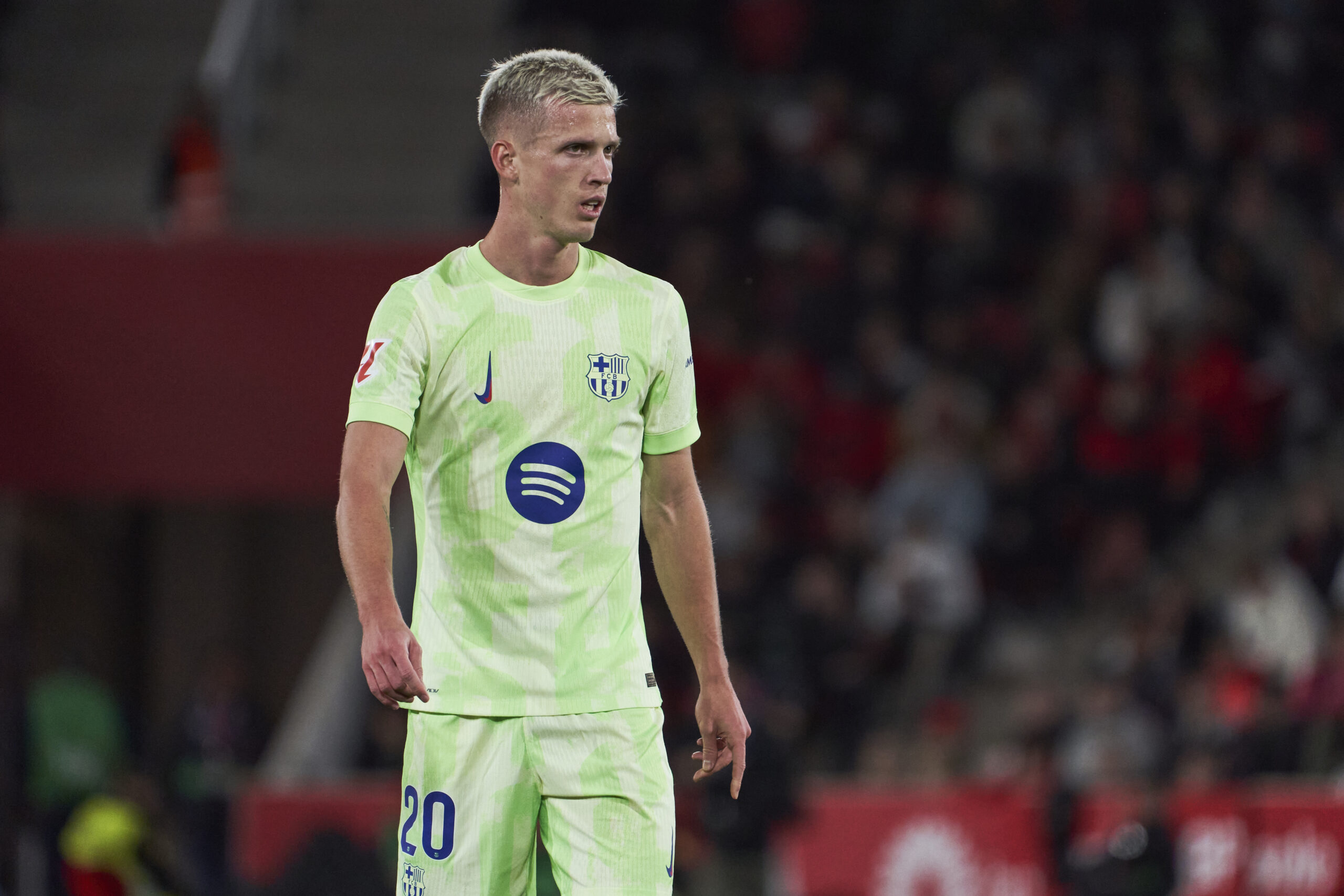 Barcellona, Dani Olmo vuole rimanere nonostante il mancato tesseramento