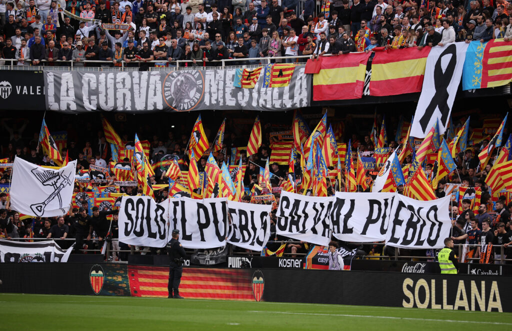 Scintille al Mestalla: i giocatori del Valencia si avvicinano alla curva per calmare i tifosi