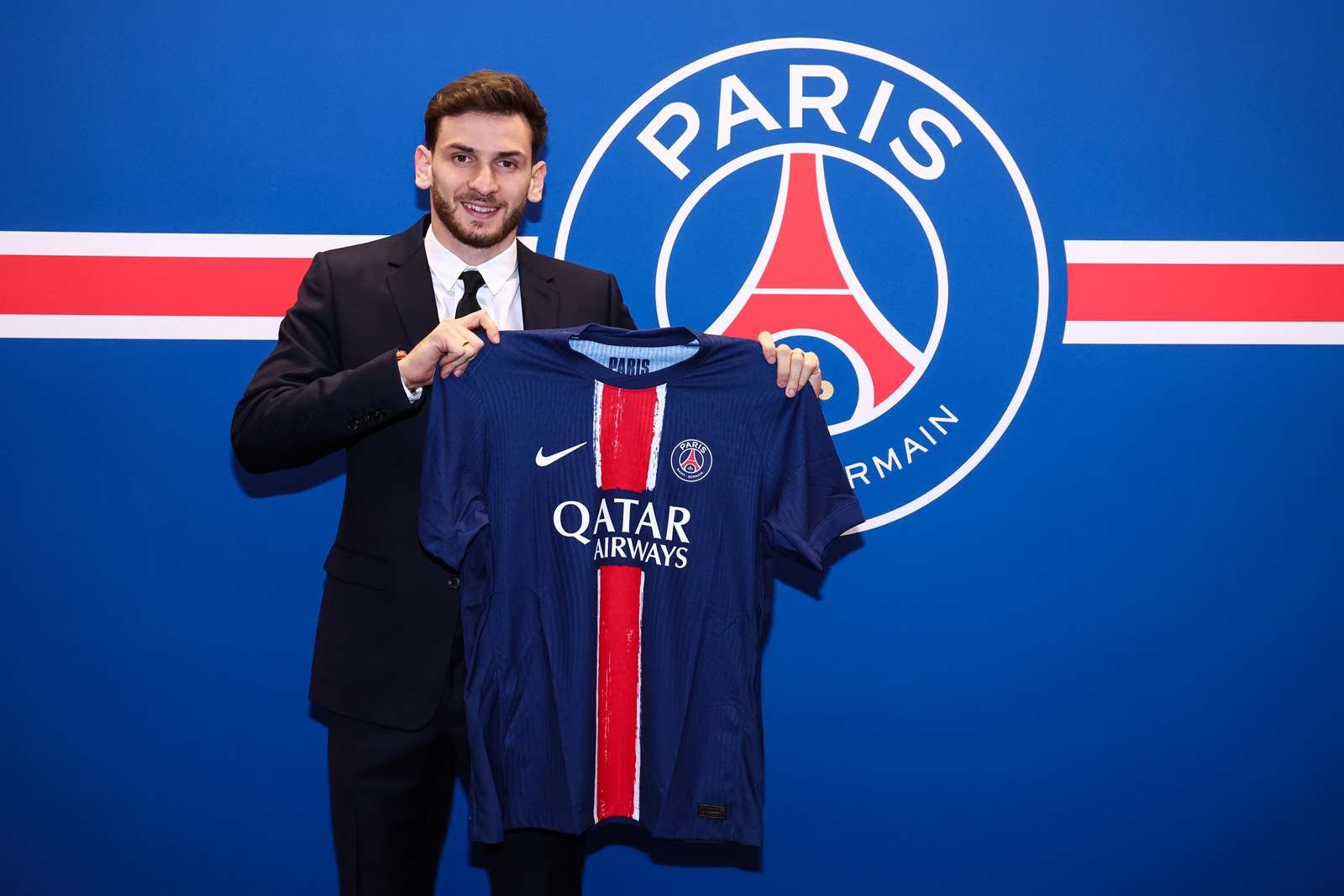 PSG, ufficiale l'arrivo di Kvaratskhelia: le prime immagini con la nuova maglia