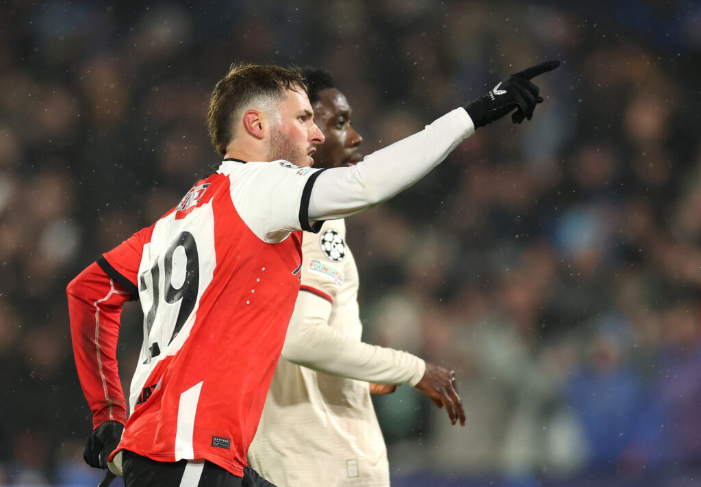 Milan, Giménez segna contro il Bayern ed esulta mostrando lo stemma del Feyenoord: indizio di permanenza?