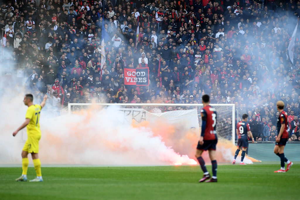 Lazio, Mandas colpito da un fumogeno dai tifosi del Genoa: cosa è successo