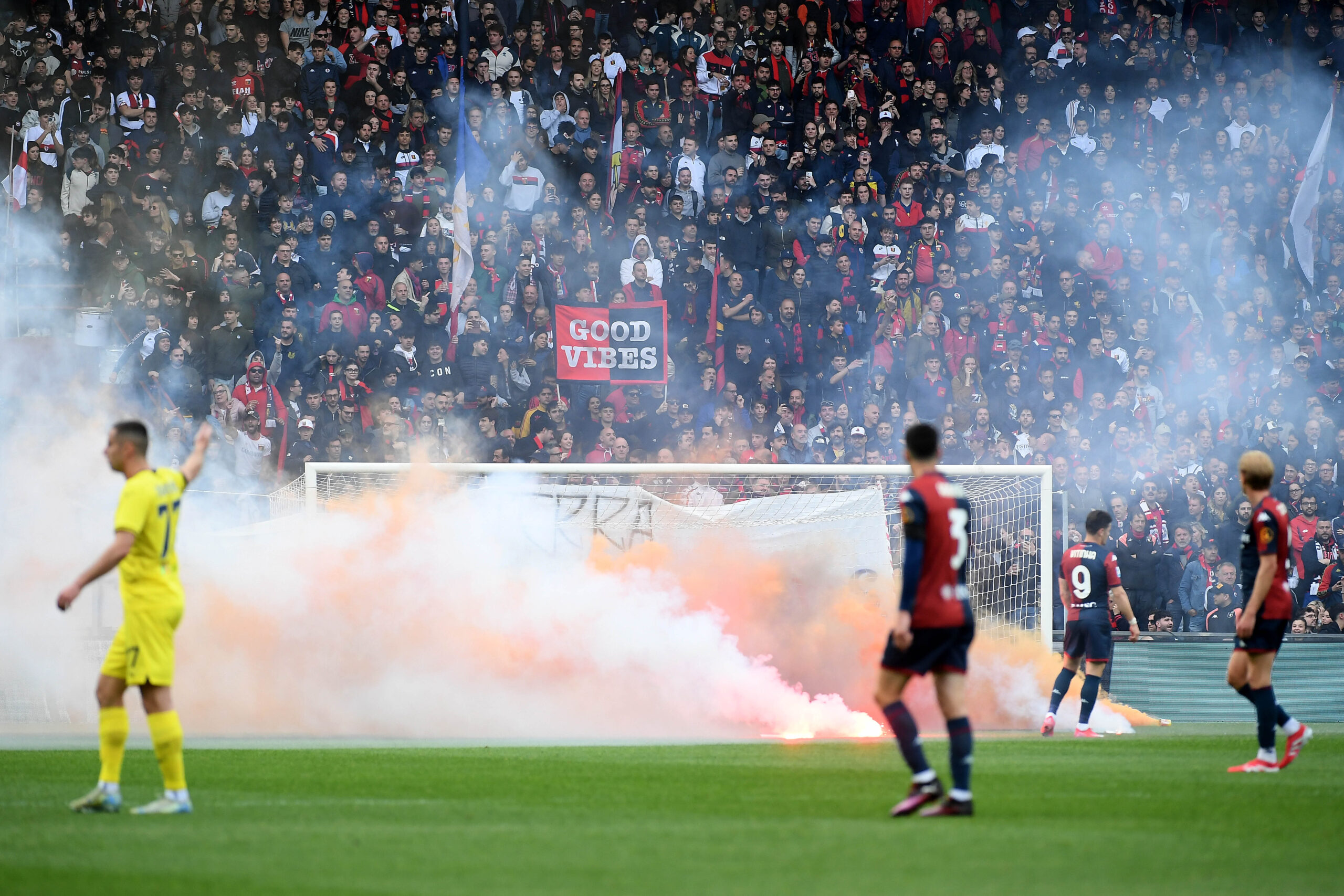 Lazio, Mandas colpito da un fumogeno dai tifosi del Genoa: cosa è successo