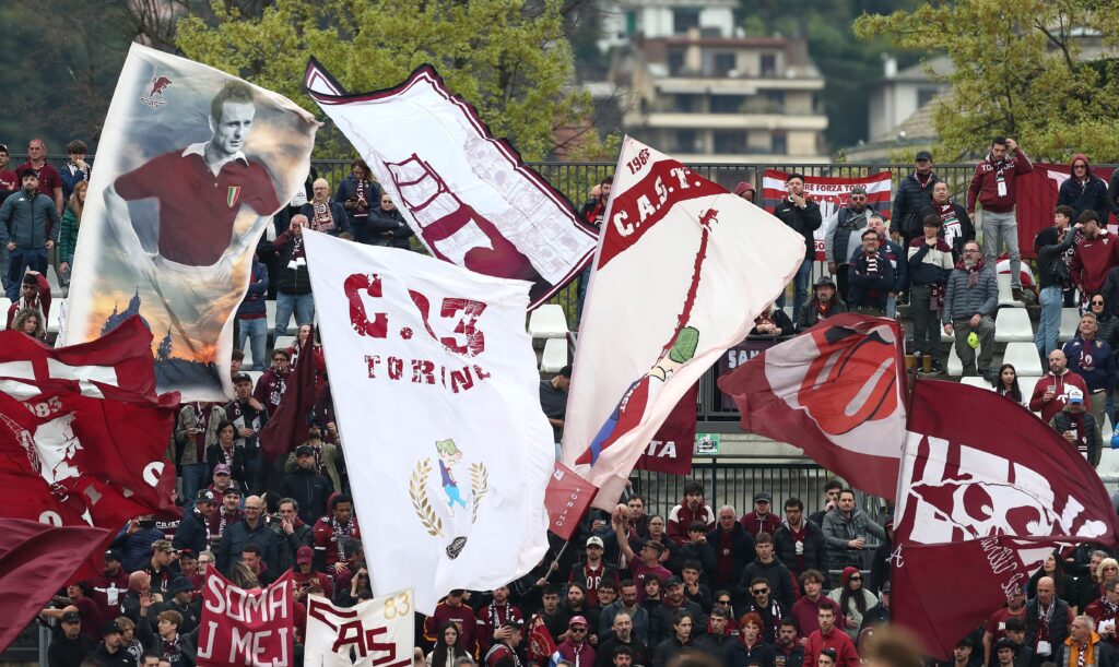 Torino-Inter, cede una balconata e cade un tifoso: ricoverato in codice giallo