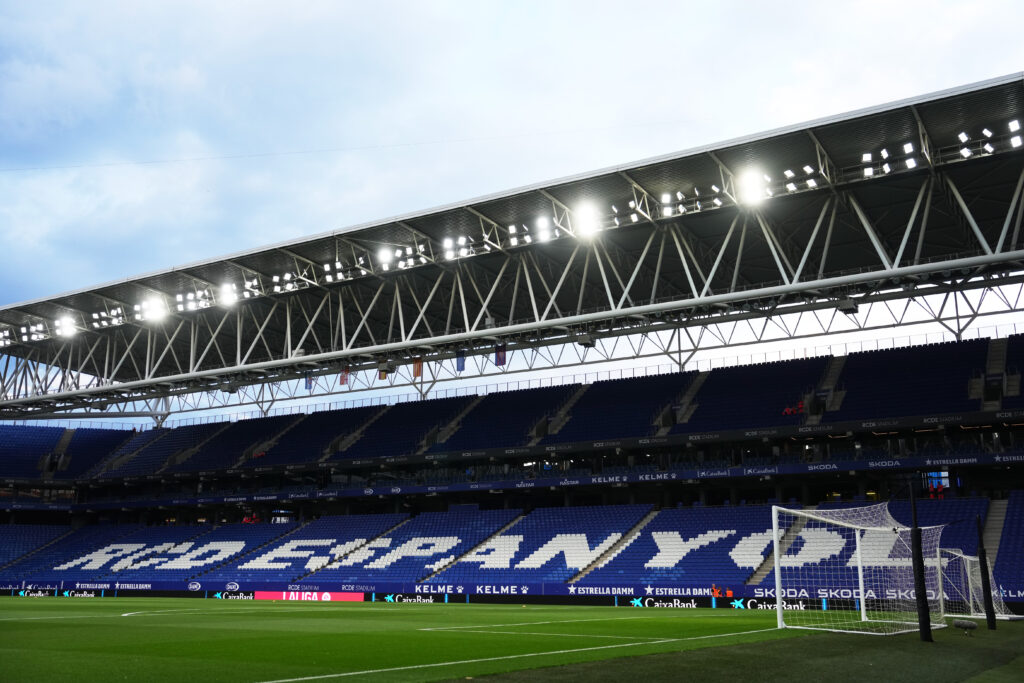 Espanyol-Barcellona, terrore fuori dallo stadio: un'auto sperona una folla di persone