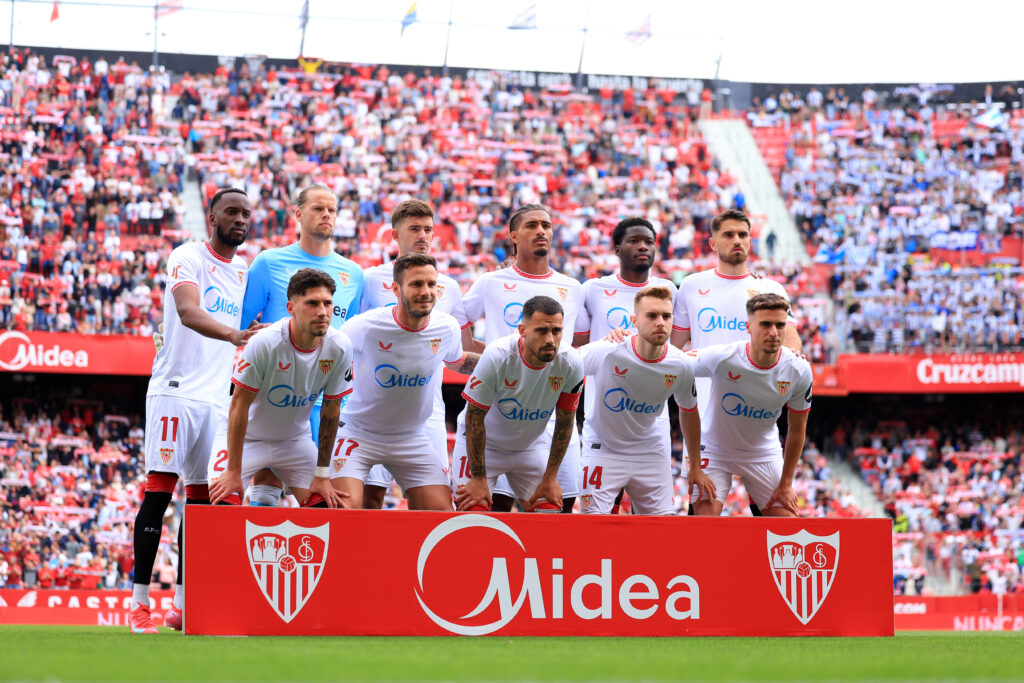 Siviglia, è caos totale in città: la squadra ha dormito nel centro sportivo per un attacco dei tifosi