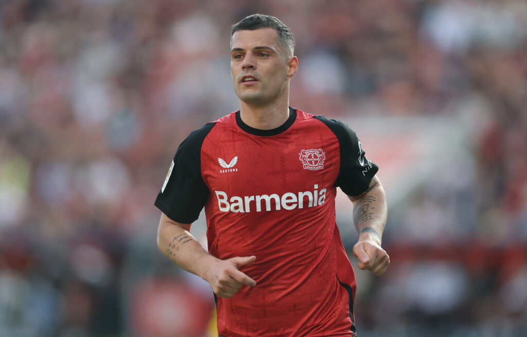 Milan, avviati i primi contatti per Xhaka. Vlahovic stuzzica Allegri, spunta il nome di Javi Guerra