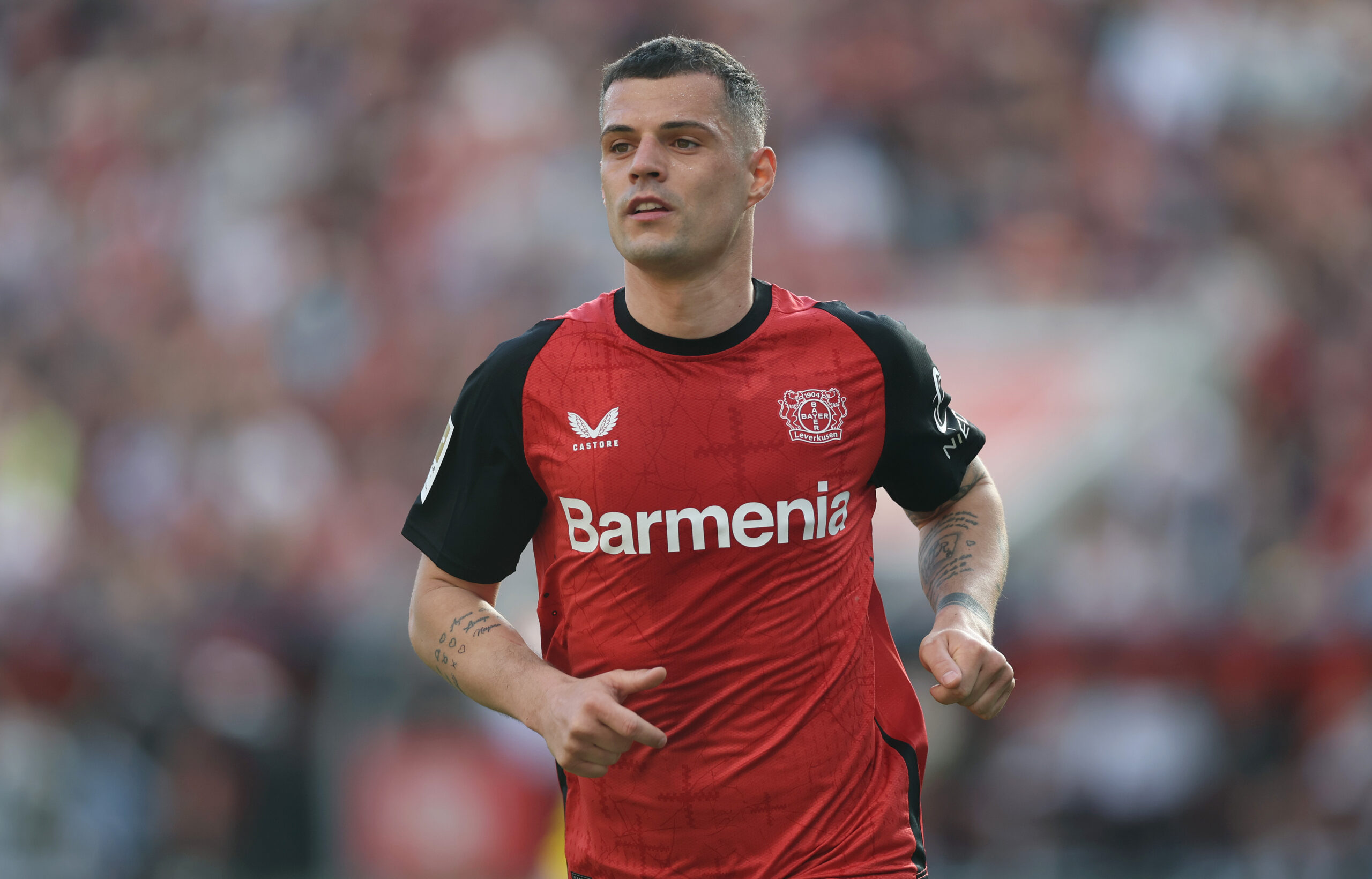 Milan, avviati i primi contatti per Xhaka. Vlahovic stuzzica Allegri, spunta il nome di Javi Guerra