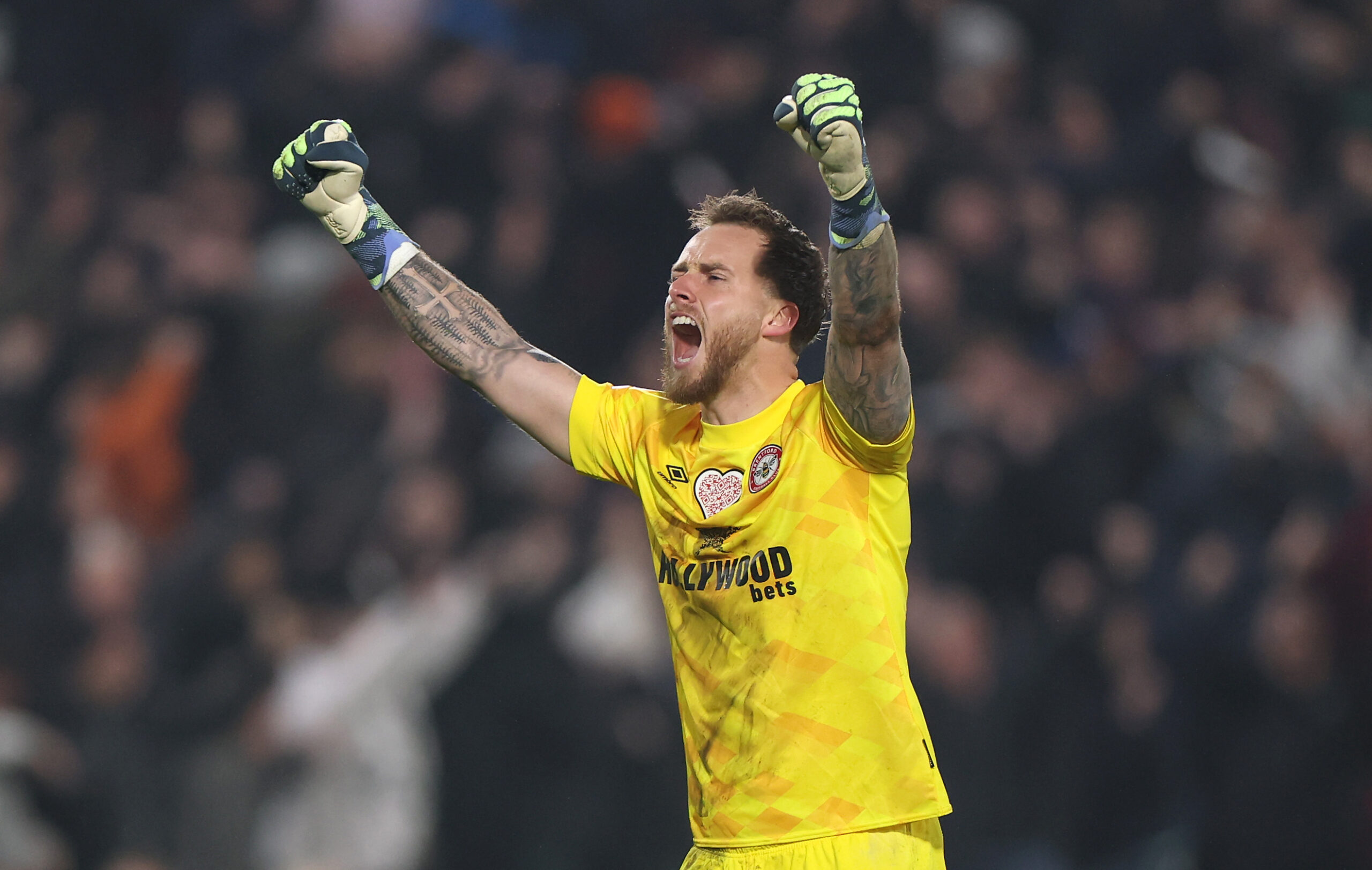 Leverkusen, tutto fatto per l'acquisto di Flekken: il portiere arriva dal Brentford