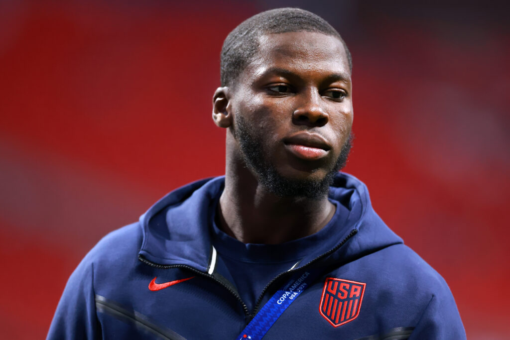 Il futuro di Yunus Musah è ancora tutto da definire. Dopo una partenza sprint nella trattativa con il Napoli, che sembrava vicina alla chiusura, la negoziazione ha subito una brusca frenata a causa delle elevate richieste economiche del Milan. Come riportato da Matteo Moretto, nelle ultime ore il centrocampista statunitense è stato accostato anche a Wolverhampton e Nottingham Forest. Tuttavia, al momento non esiste ancora una trattativa concreta: gli agenti del giocatore hanno sondato il terreno, ma la situazione resta fredda.