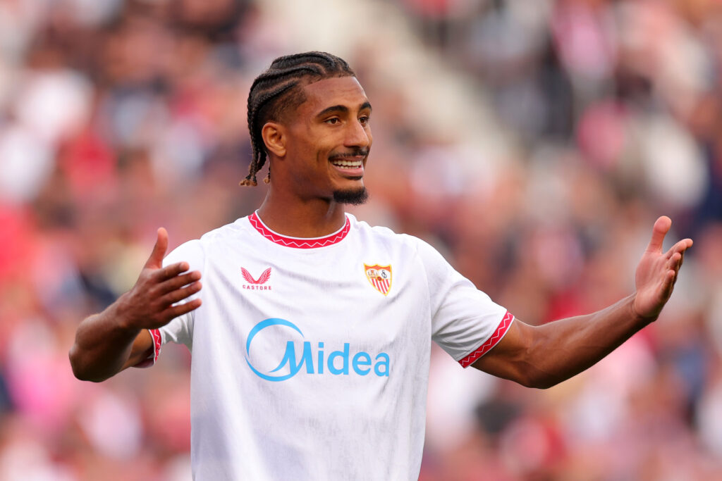 Bayer Leverkusen, occhi sui sostituti di Tah: piacciono Badé e Quansah