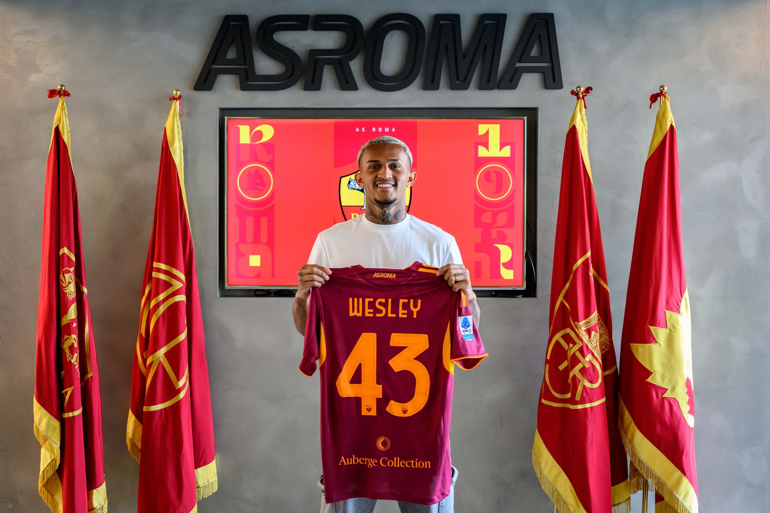 Roma, Wesley si presenta: "Voglio vincere l'Europa League"