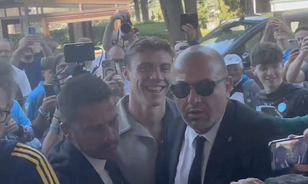 Napoli, è iniziato l'Højlund day: il danese sta sostenendo le visite mediche - LIVE