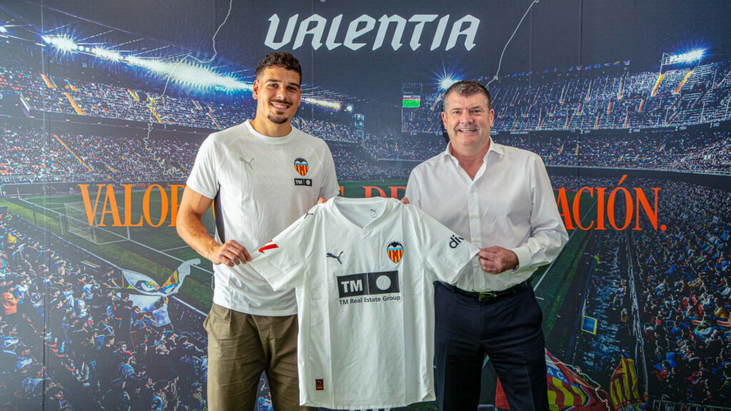 Nonostante l'interesse del Bologna, Filip Ugrinić ha deciso di firmare con il Valencia: ecco il comunicato dei catalani. 