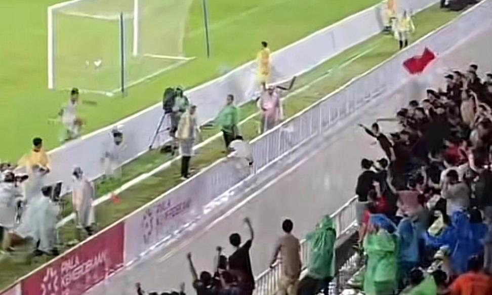 Vuole esultare, ma cade in un fossato: il video dall'Indonesia fa il giro del mondo