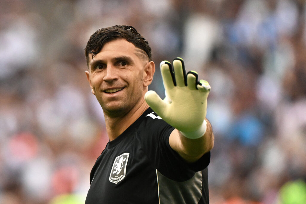 Manchester United, il Dibu Martinez sfida Lammens per il post Onana: c'è l'offerta