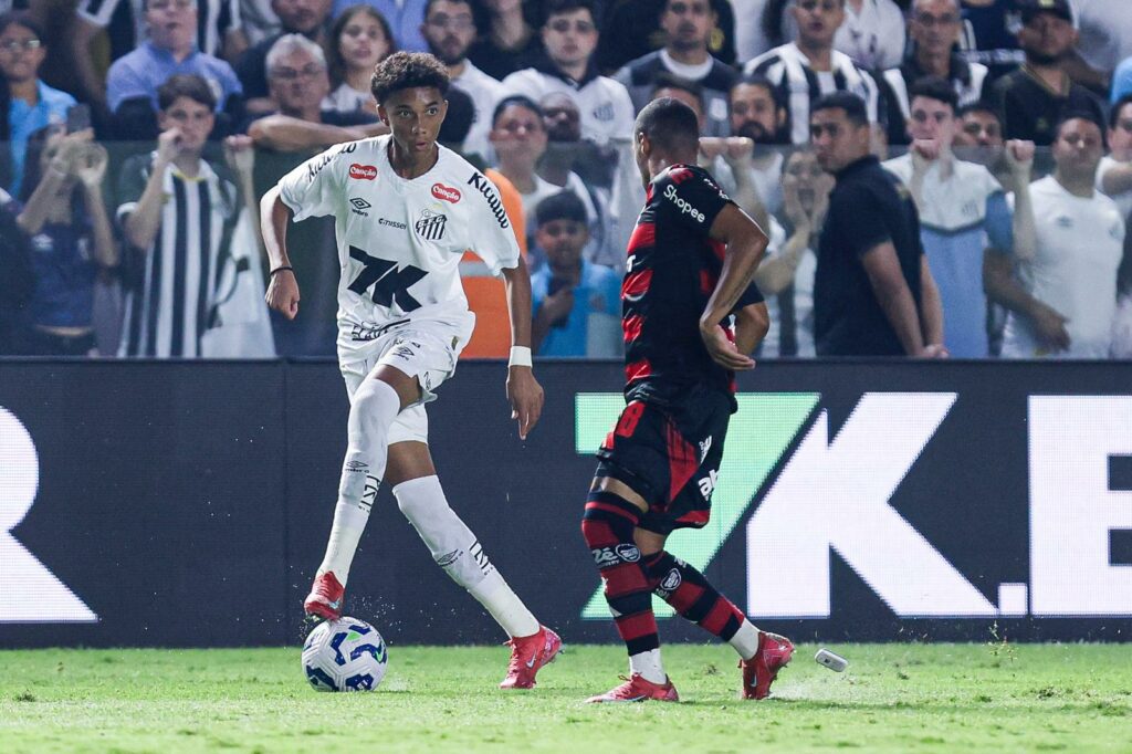 L'Inter non è al momento interessata a Robinho Jr. Il brasiliano, figlio della leggenda ex Milan, gioca attualmente al Santos che non ha intenzione di cederlo.