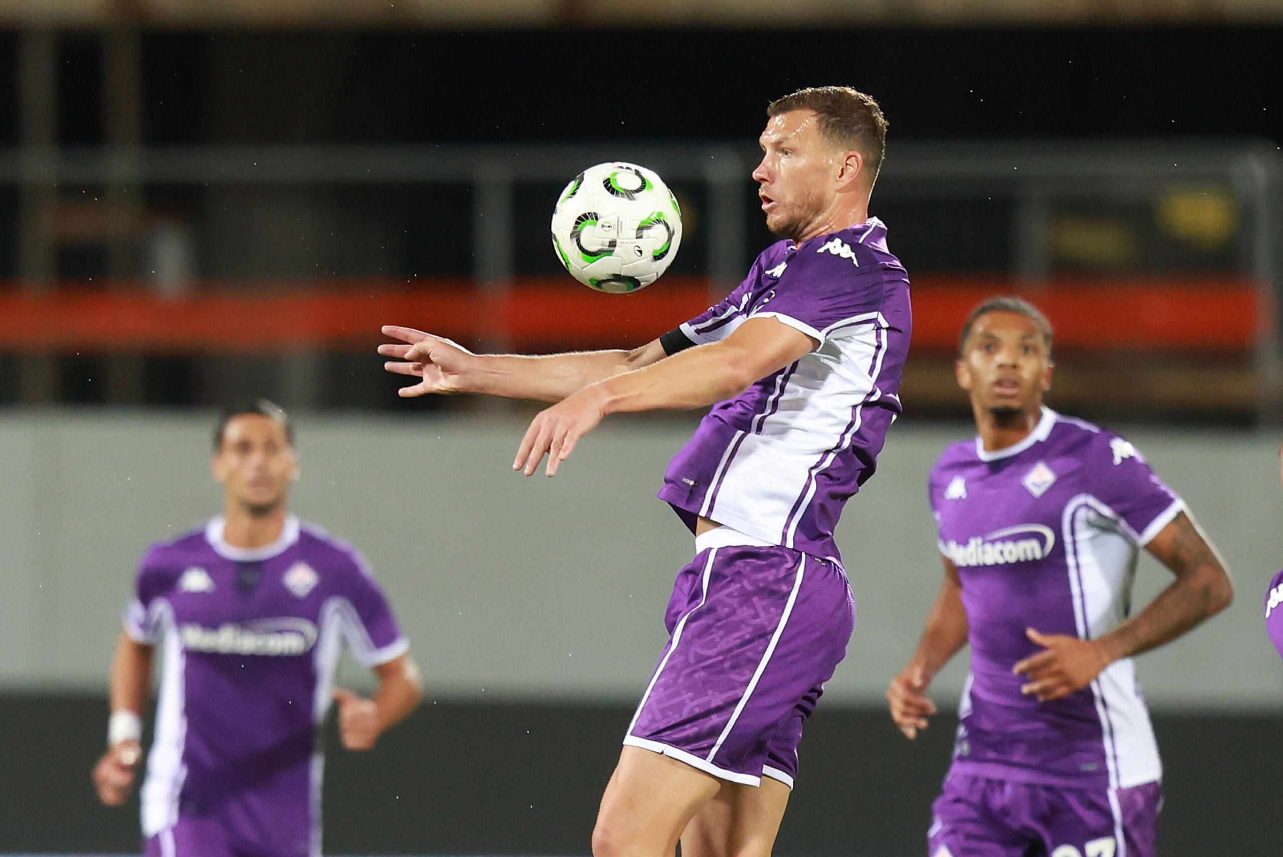 Fiorentina, record di Džeko: è il marcatore più "vecchio" della Conference League