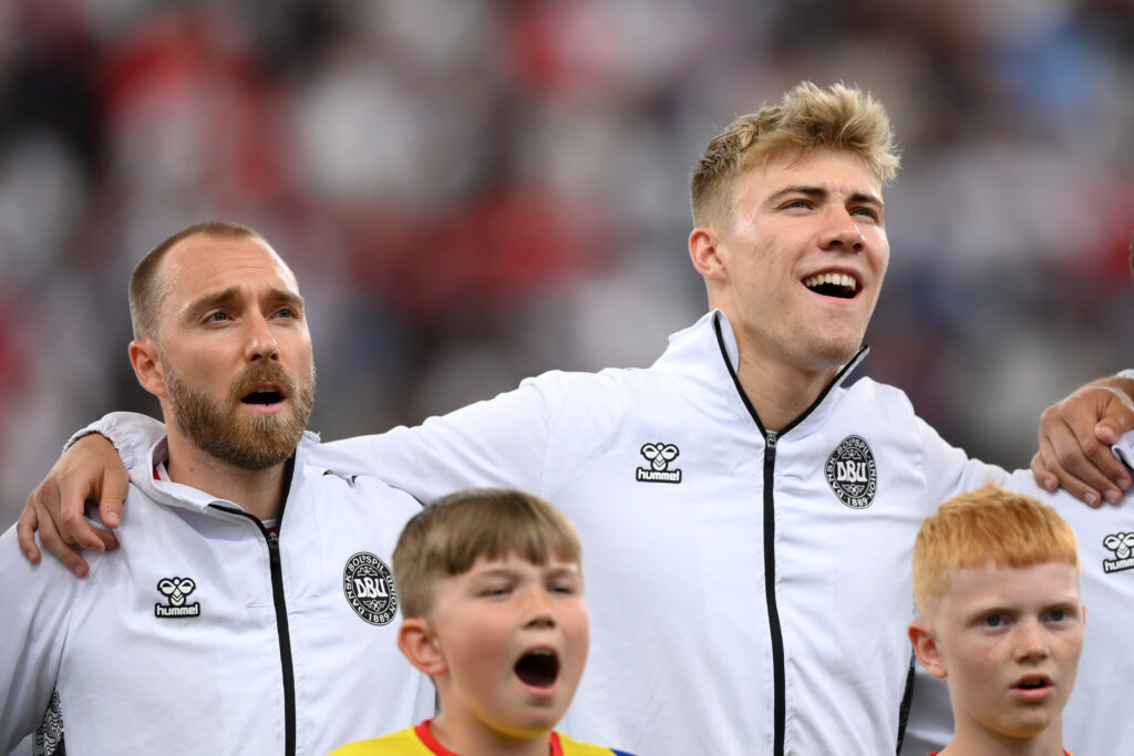 Eriksen punge lo United e difende Hojlund: "So meglio di chiunque cos'ha passato"