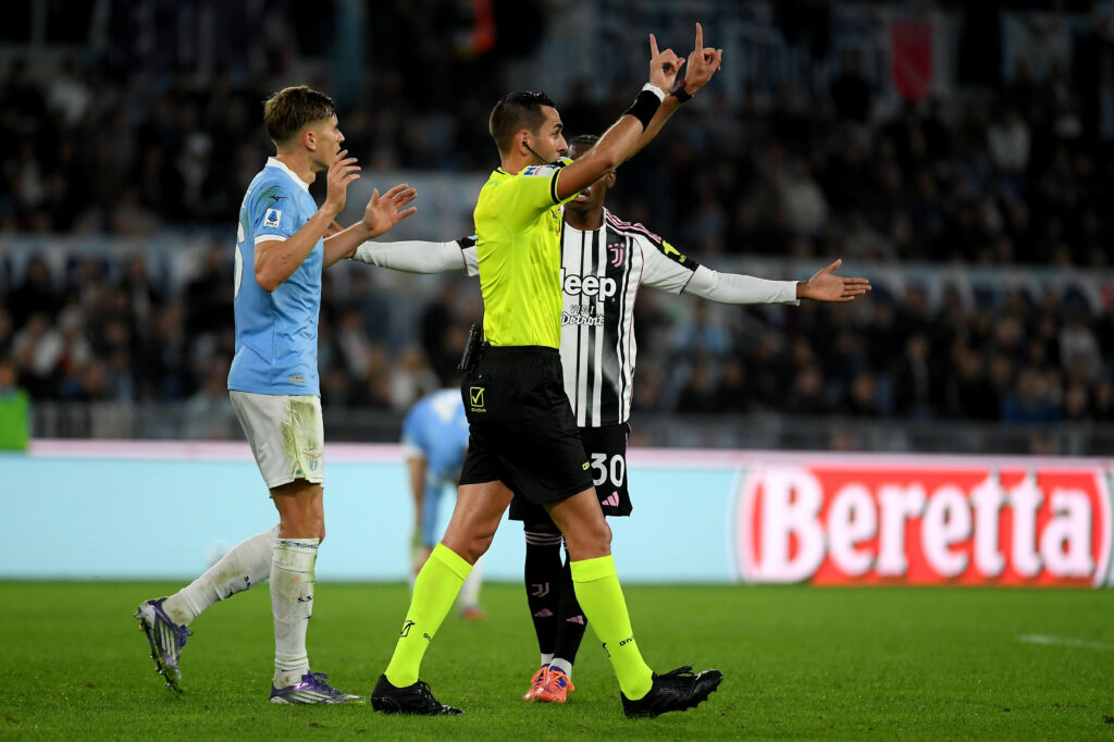 Ennesimo orrore arbitrale di questa Serie A in Lazio-Juventus: fermati Colombo e VAR per un giornata!