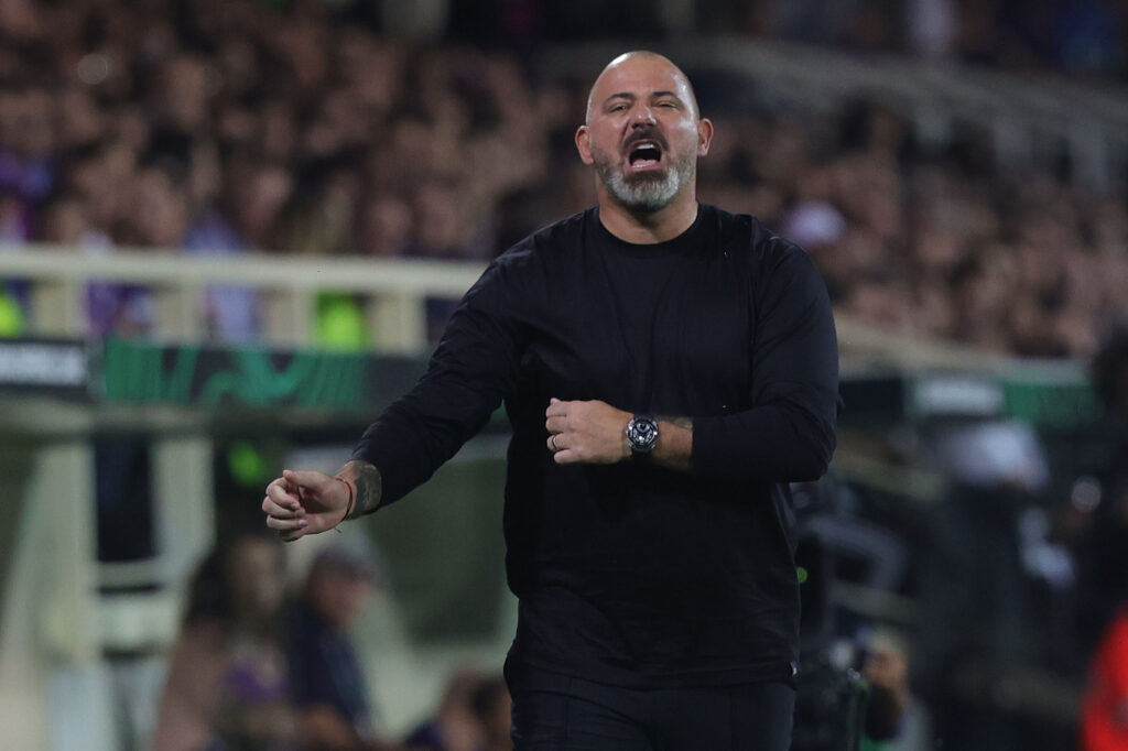 Stankovic perde le staffe e inveisce contro un giornalista in 3 lingue diverse: "Non capisci nulla di calcio"