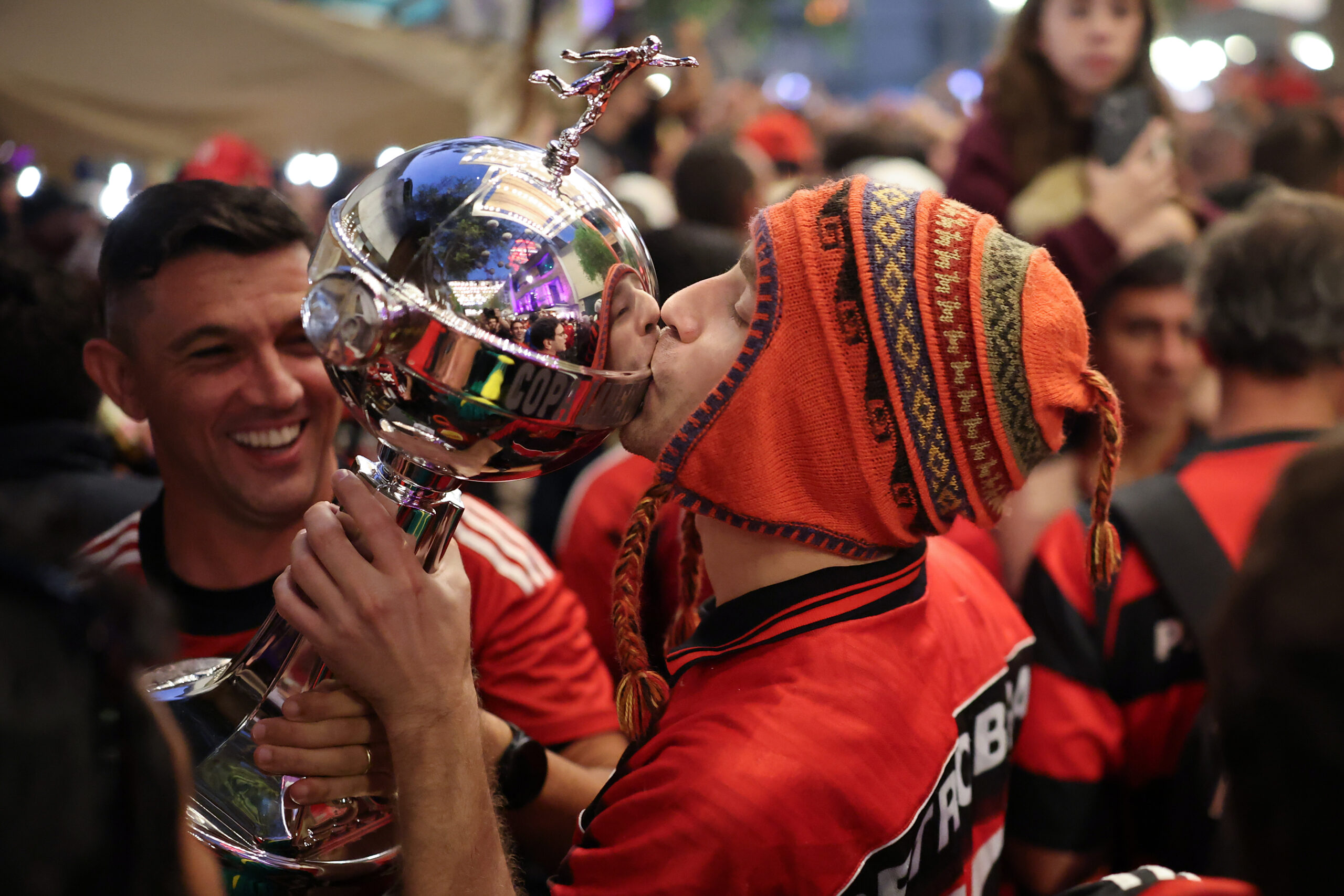 Flamengo in finale di Libertadores: euforia totale, i tifosi invadono il bus