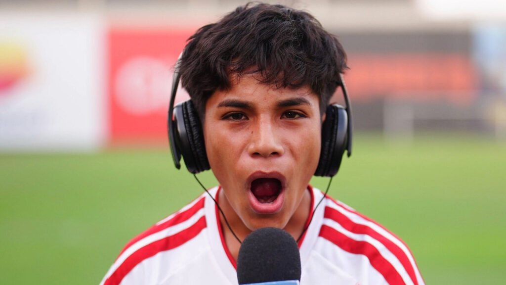 Non può entrare allo stadio per vedere la Libertadores, ma sale su una collina e commenta la partita: la storia di Cliver direttacalciomercato.com