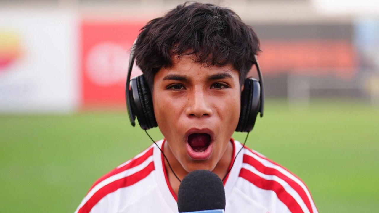 Non può entrare allo stadio per vedere la Libertadores, ma sale su una collina e commenta la partita: la storia di Cliver direttacalciomercato.com