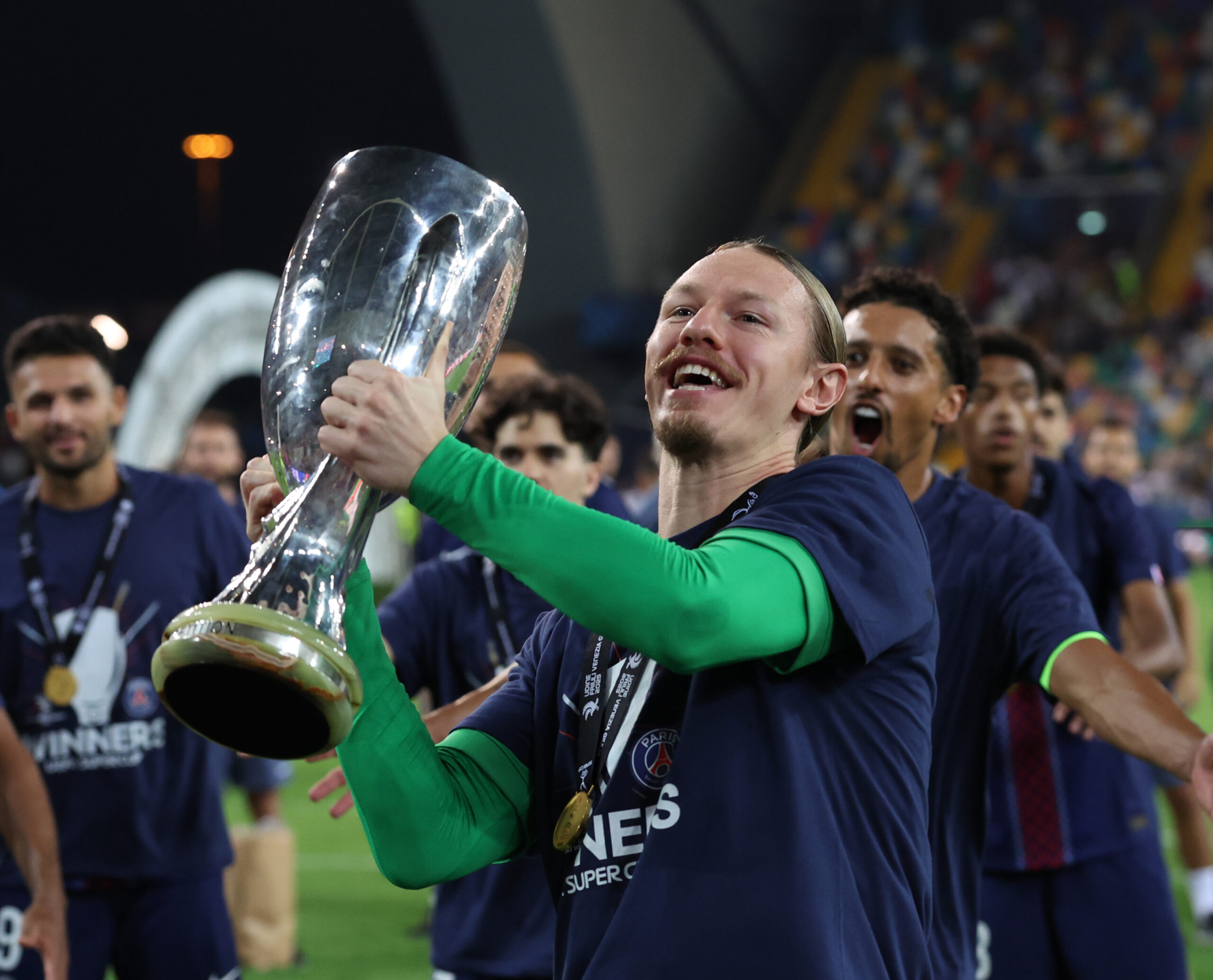 PSG, Safonov eroe: para due rigori, ma si rompe la mano