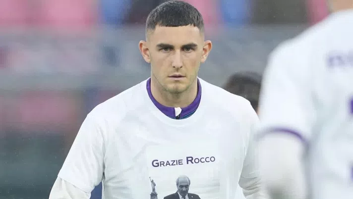 Fiorentina, lutto al braccio e maglia commemorativa per Commisso. Il DG Ferrari: "Dobbiamo stare uniti"(fonte foto: https://www.violanews.com/news-viola/grazie-rocco-la-maglia-della-fiorentina-per-ricordare-commisso/)