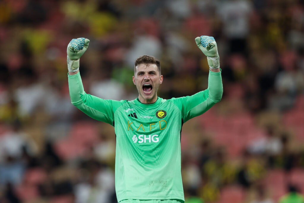 Dopo aver sondato il terreno per Mattia Perin della Juventus, il Genoa accelera e chiude per il nuovo numero uno. Come riportato da Fabrizio Romano, il club rossoblù ha raggiunto un accordo verbale con l’Al Nassr per l’arrivo di Bento, portiere brasiliano pronto a sbarcare in Serie A. Una mossa decisa, che conferma la volontà del Grifone di sistemare rapidamente un ruolo chiave in vista della seconda parte di stagione. L’operazione si basa su un prestito con opzione di riscatto fissata intorno ai 9 milioni di euro, una formula che permette al Genoa di valutare il giocatore senza esporsi subito a un investimento definitivo. Bento, però, potrà lasciare l’Al Nassr solo dopo la partita in programma oggi: un dettaglio formale che non mette in discussione la riuscita dell’affare. L’intesa è già stata raggiunta e la firma sul contratto arriverà subito dopo il match, aprendo ufficialmente un nuovo capitolo per la porta rossoblù.