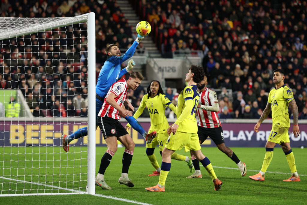 Il Brentford ferma ancora il Tottenham. Noia social e Vicario ammonito: 0-0 "storico" in Premier