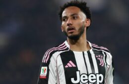 Kelly vittima di razzismo: "Torna allo zoo" C'è la denuncia sui social