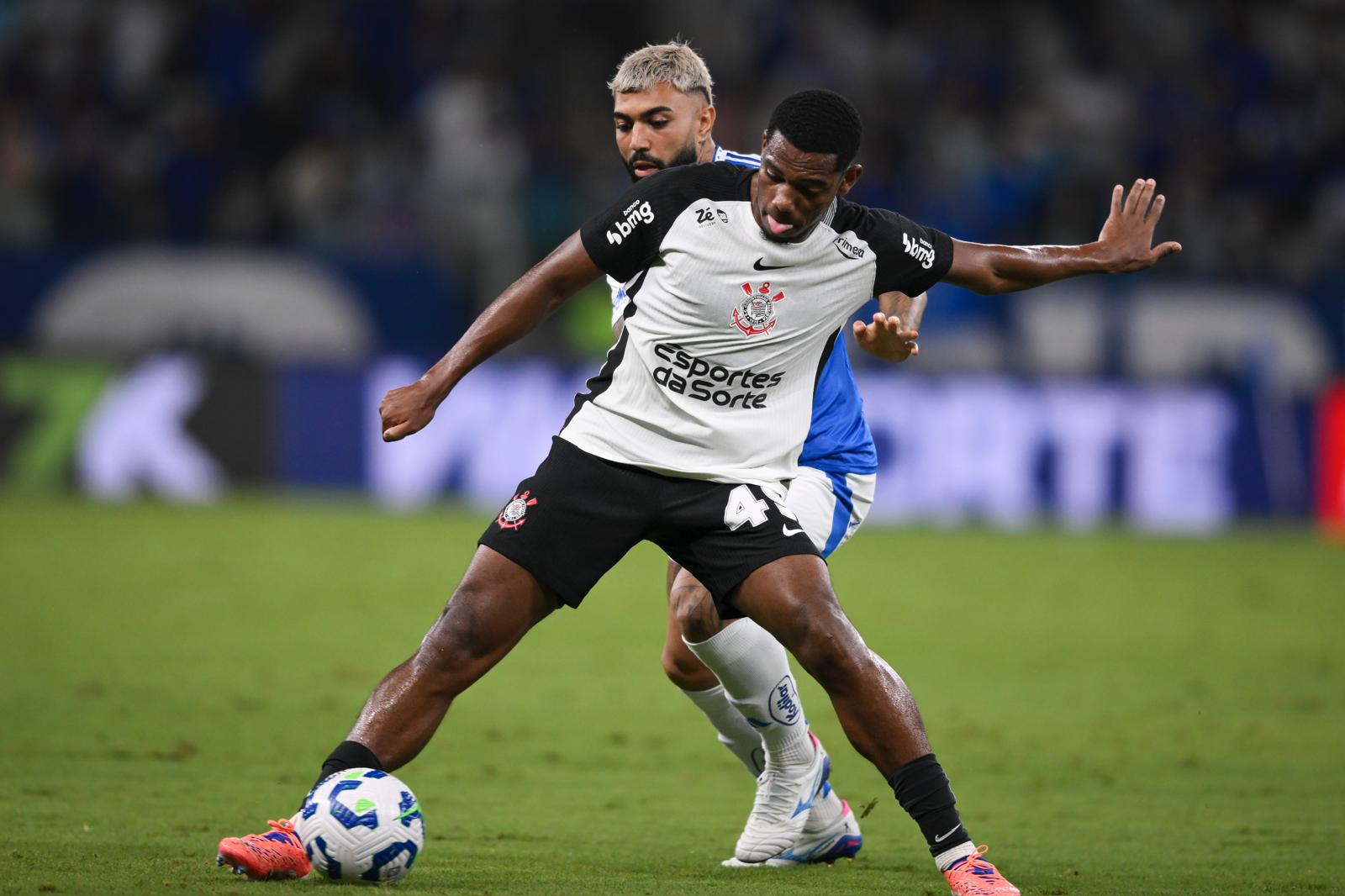 BELO HORIZONTE, BRAZIL - NOVEMBER 23: Andre of Corinthians controls the ball against Gabriel Barbosa of Cruzeiro during a match between Cruzeiro and Corithians as part of Brasileirao 2025 at Mineirão Stadium on November 23, 2025 in Belo Horizonte, Brazil. (Photo by Pedro Vilela/Getty Images
