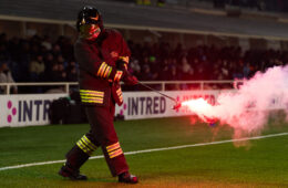 Paura in Frosinone-Pescara: petardo esploso in campo, entrano i Vigili del Fuoco
