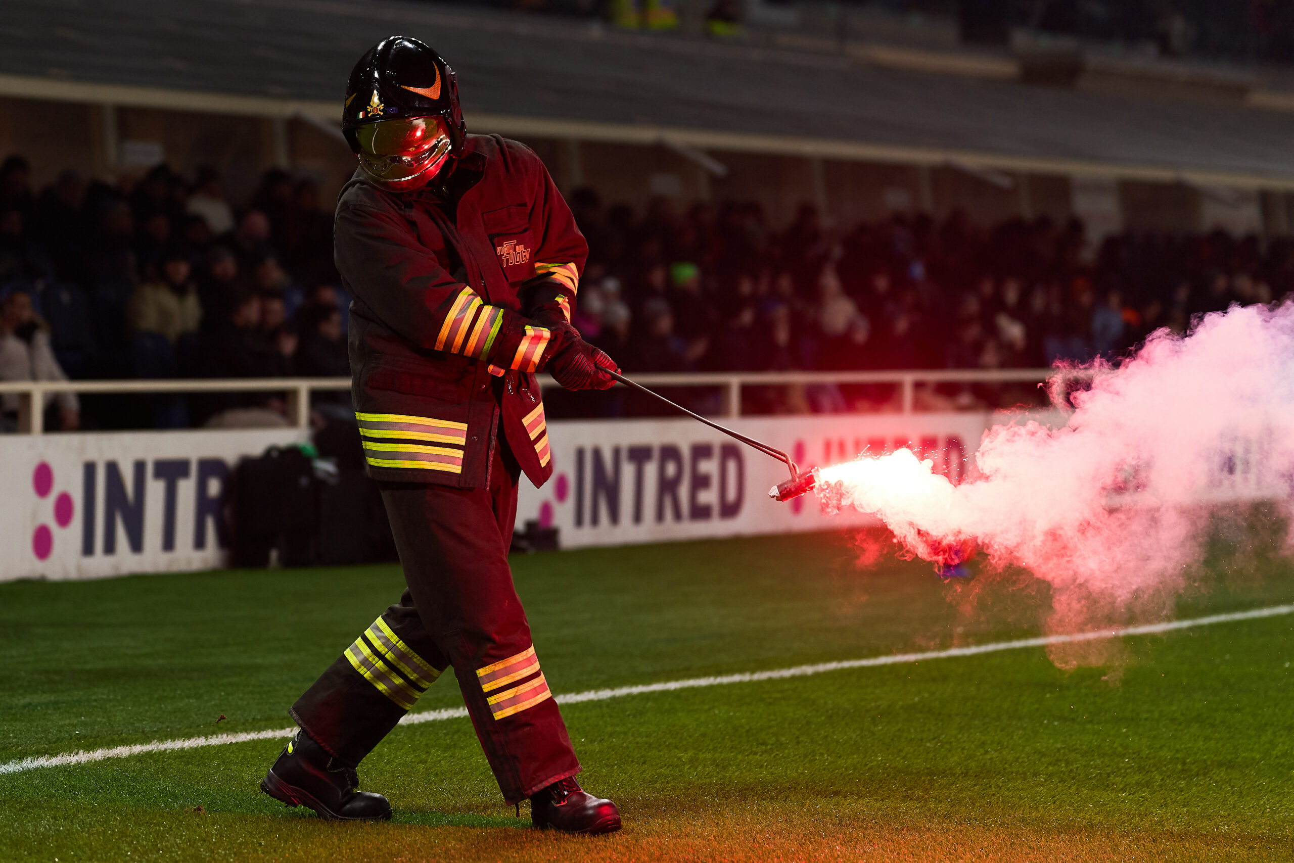 Paura in Frosinone-Pescara: petardo esploso in campo, entrano i Vigili del Fuoco